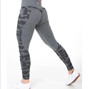 Camo print booty scrunch leggings